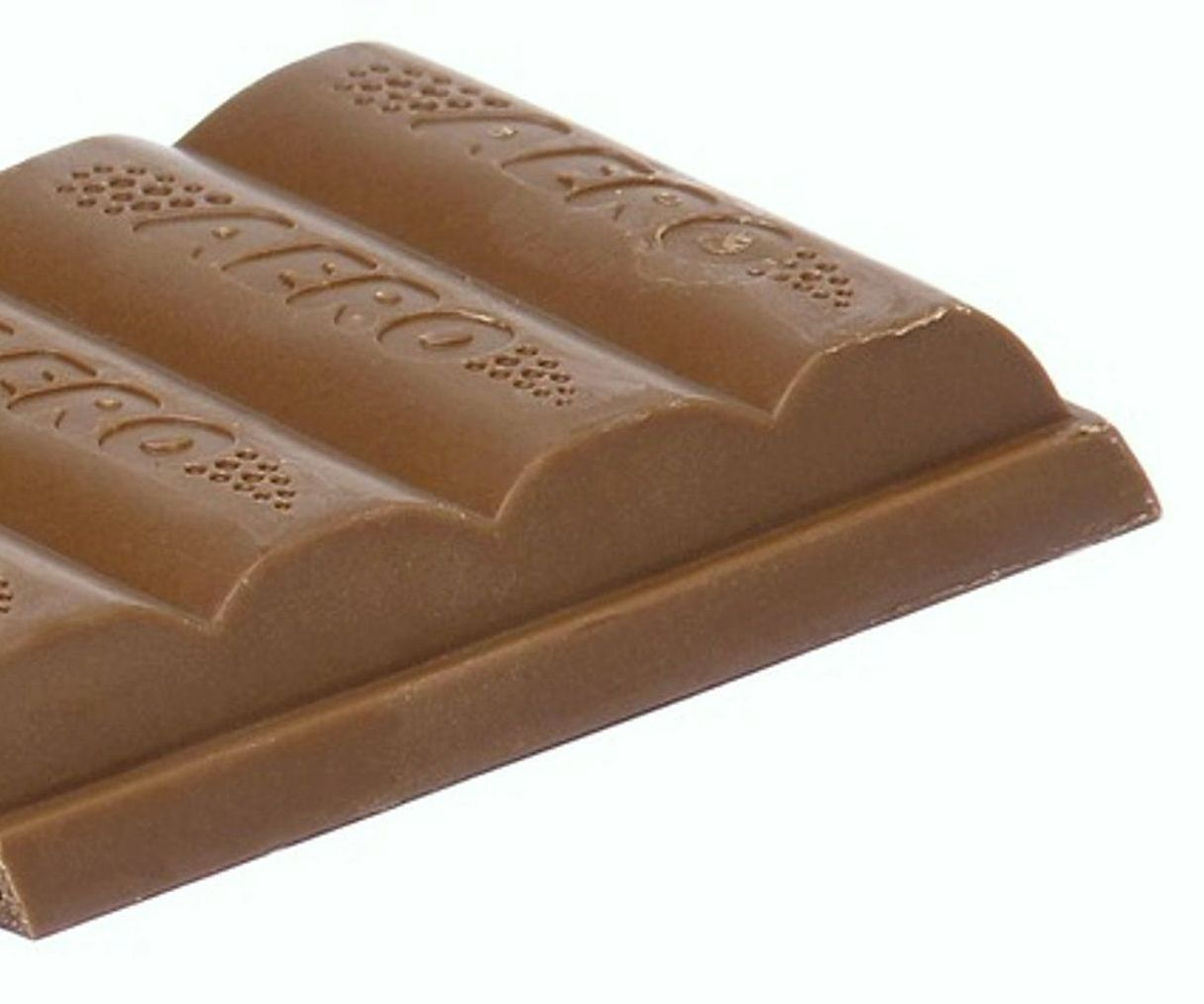 Manos preparando moldes para chocolate en la cocina